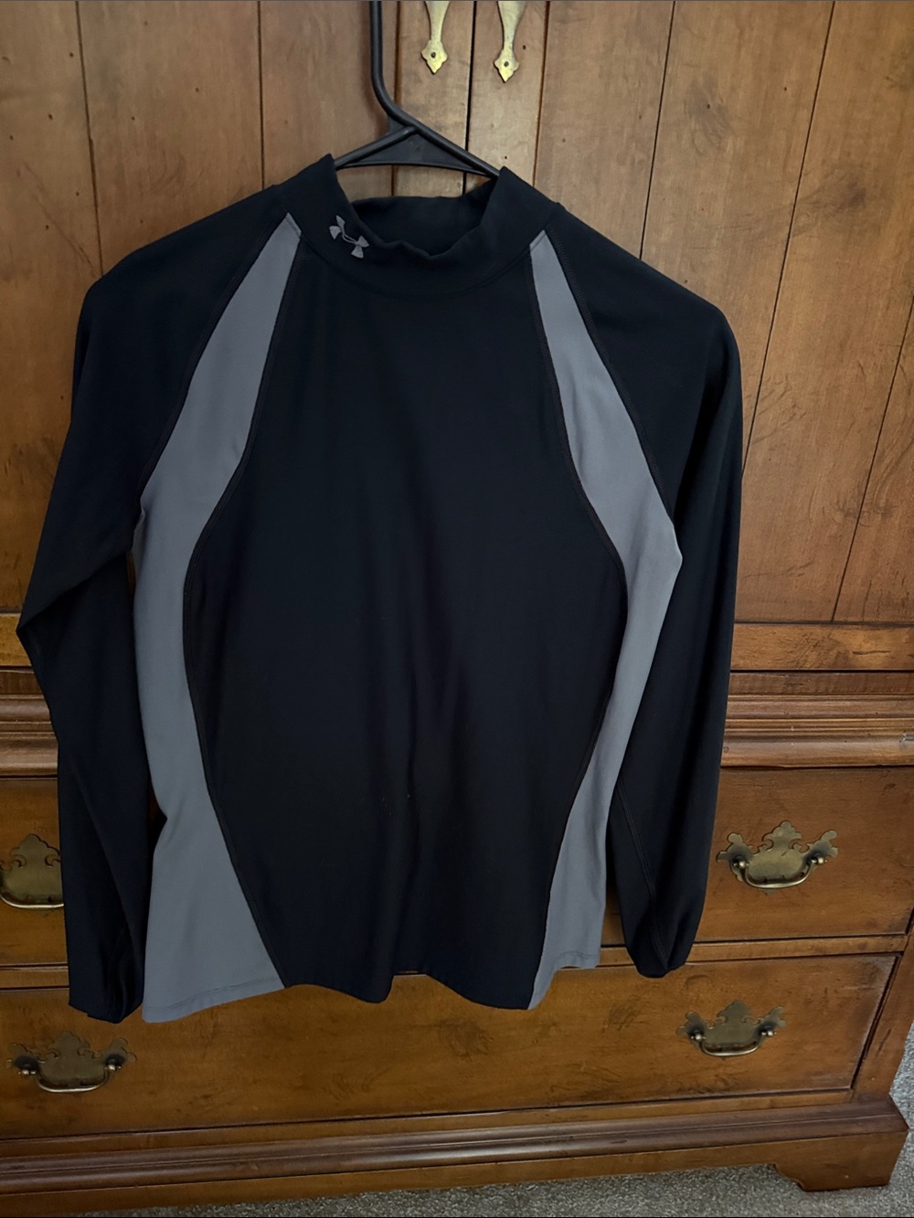 Under Armour Black & Gray Men’s Long Sleeve Swim Rash Guard